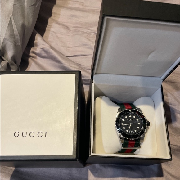 Barely worn Gucci dive watch. Retails for 1.6k. Comes with box and papers - Picture 5 of 5